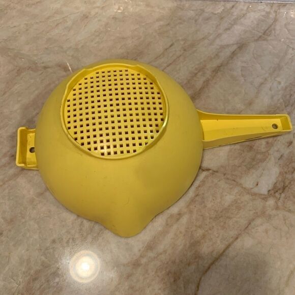 Tupperware Colander 1 quart ~ Vintage Yellow Gold - Picture 3 of 3